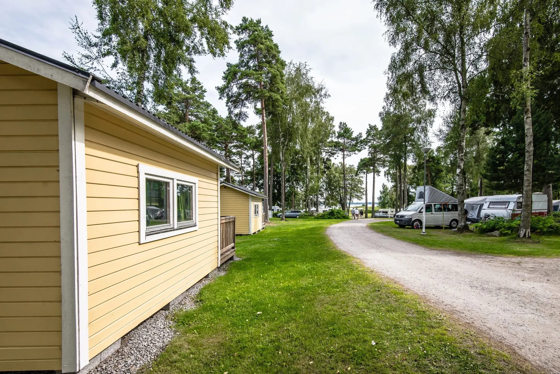 Grusväg genom Alholmens camping – Sydostleden cykelled