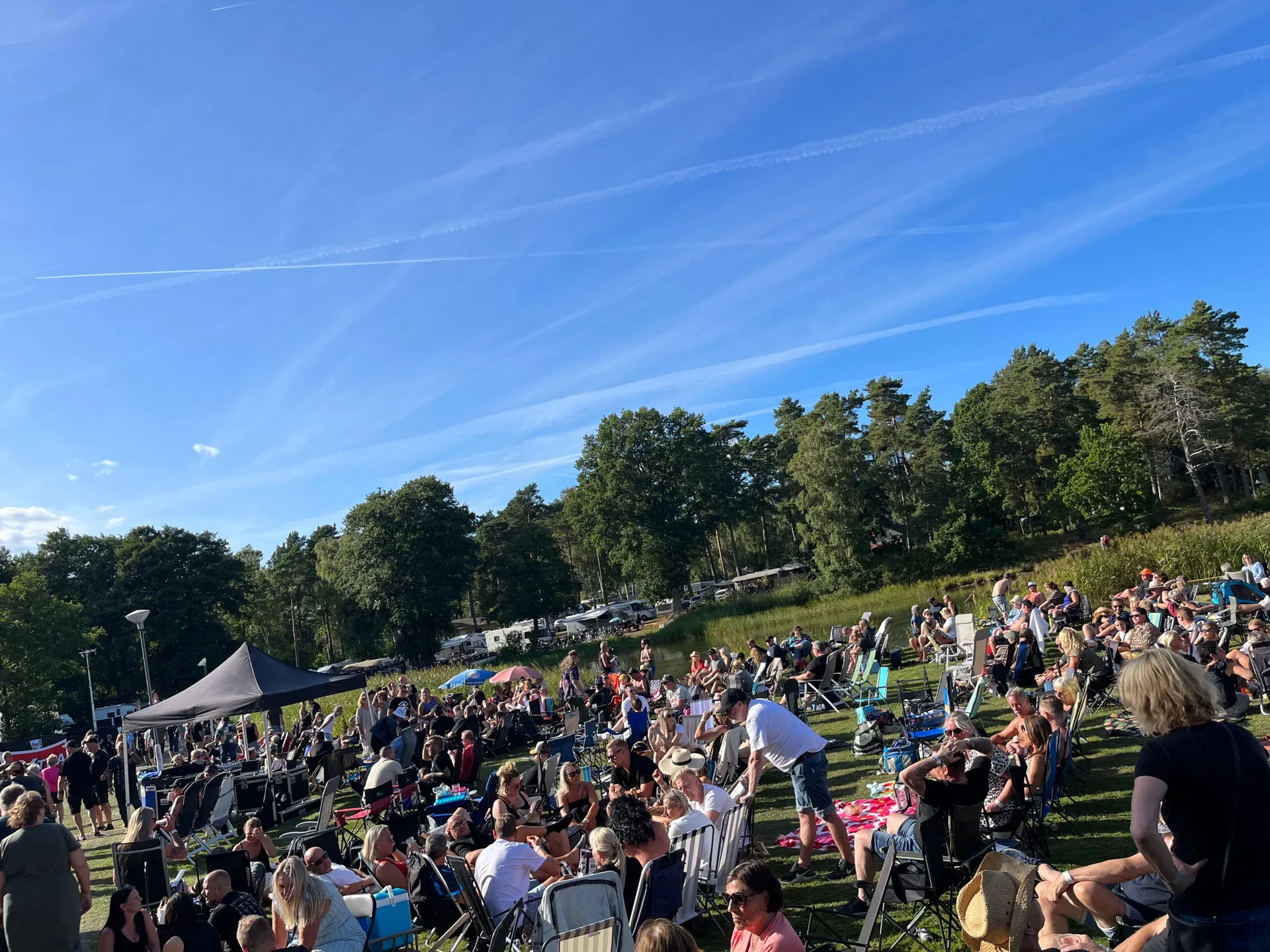 Publik i campingstolar på festivalområde