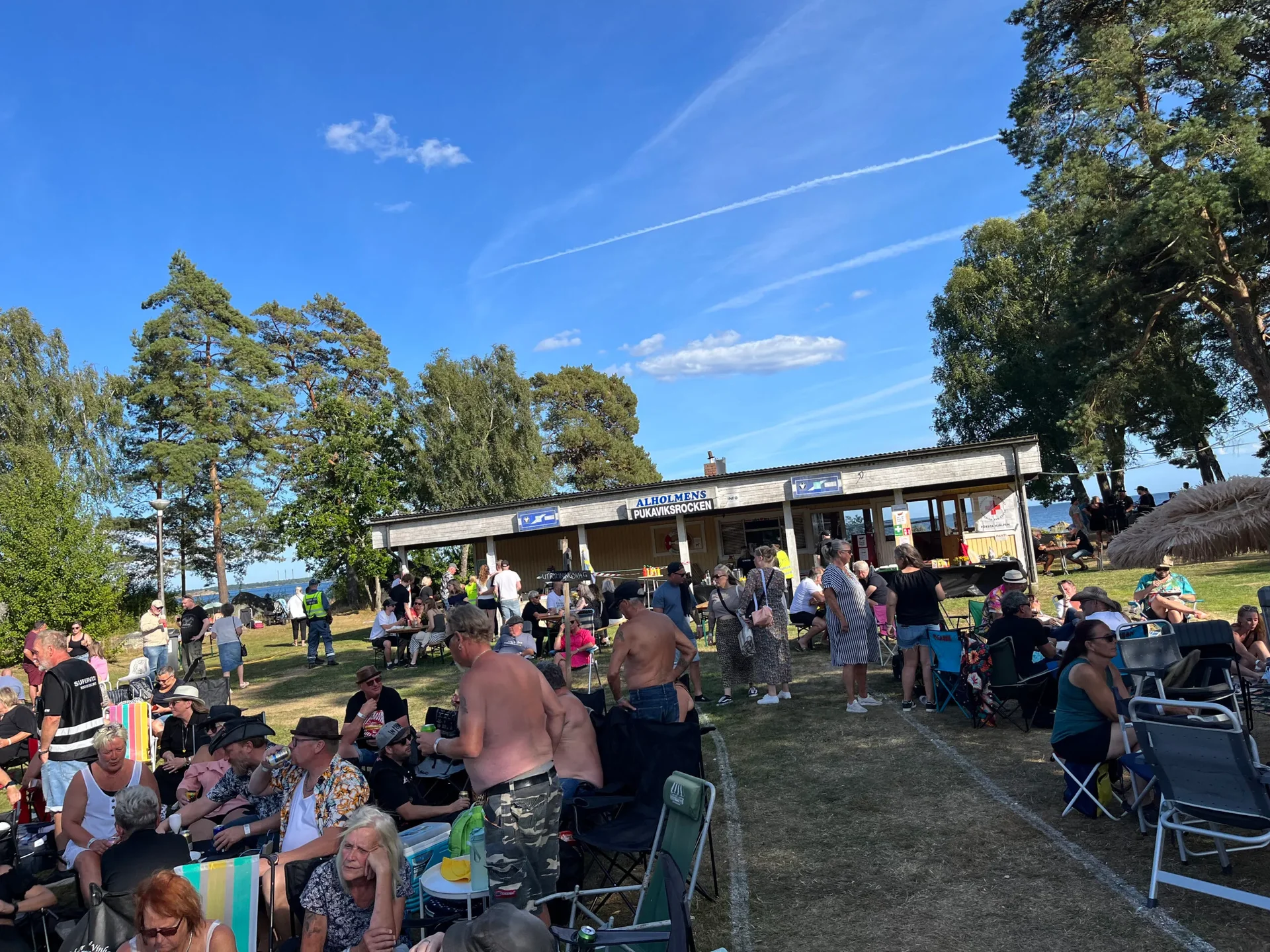 Festivalpublik framför Alholmens paviljong vid havet